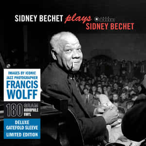 Sidney Bechet 在觀眾面前的舞台上演奏薩克斯風。