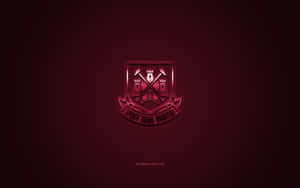 韋斯咸足球會會徽在深紅色紋理背景上發光。 — 運動 壁紙