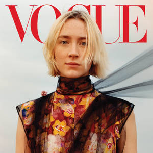金髮女性穿著花卉透視上衣登上Vogue雜誌封面。