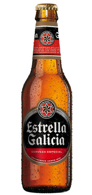 帶有冷凝水滴的冰凍Estrella Galicia啤酒瓶