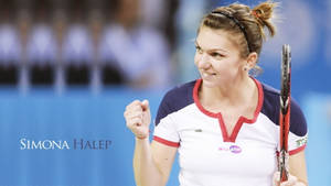 網球選手Simona Halep在藍色球場上握緊拳頭慶祝勝利。