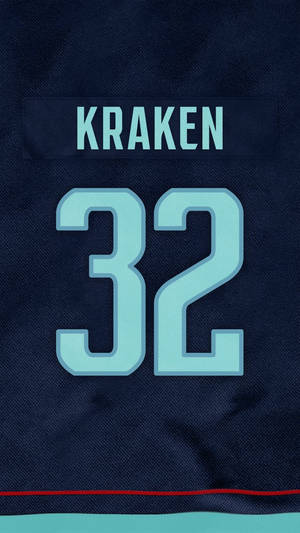 深藍色運動球衣的特寫，上面有淺藍色字體的'KRAKEN'和數字'32'。