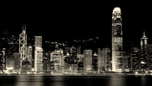 香港夜景，發光的摩天大樓倒映在水中