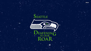 西雅圖海鷹隊標誌，帶有標語「Deafening Is Our Roar」，背景為有紋理的深藍色。