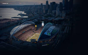 CenturyLink Field球場在黃昏時擠滿球迷，背景是西雅圖天際線。