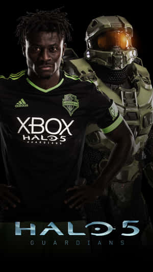 穿著Halo 5球衣的足球員站在Halo Spartan旁邊。 — 足球 壁紙