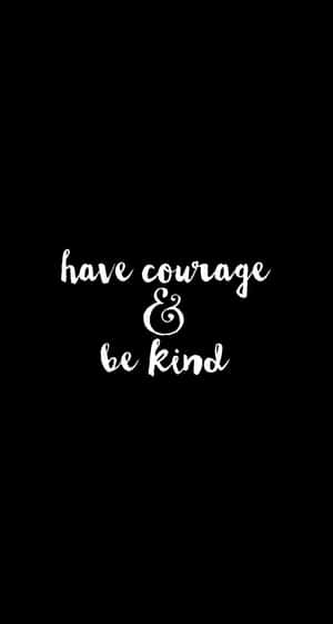 黑色背景上白色草書文字寫著 have courage & be kind — 黑白 壁紙