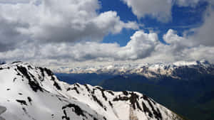 覆蓋著雪的山峰