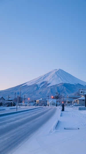 黎明時分晴朗藍天下通往富士山的雪路