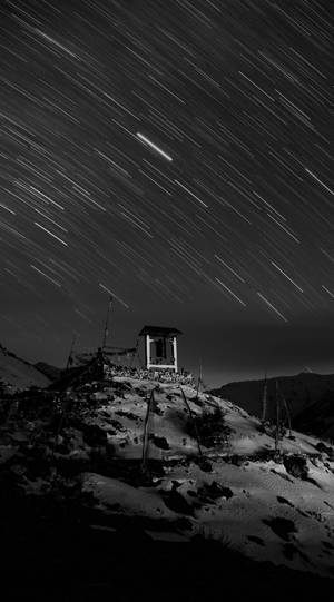 雪山上的一座小神社，在長曝光星夜下。