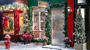 積雪的街角，店舖門面掛滿節日裝飾。