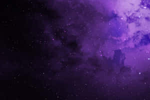 深空中充滿星星的紫色星雲