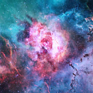 在深空中，帶有發光星星的鮮豔粉紅色、藍綠色和藍色星雲。