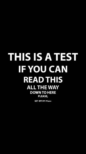 黑色背景上白色文字寫著「THIS IS A TEST IF YOU CAN READ THIS ALL THE WAY DOWN TO HERE PLEASE GET OFF MY iPhone」 — 鎖屏 壁紙