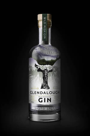 Glendalough Wild Irish Gin酒瓶，帶有山脈和人物標籤，黑色背景 — 黑色美學 壁紙