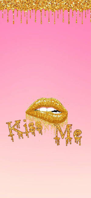 金色閃粉嘴唇配上「Kiss Me」文字，背景為粉紅漸變色。