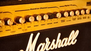 Marshall結他擴音器特寫，金色旋鈕和發光標誌。