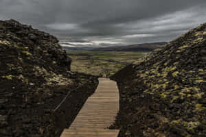 陰天下穿過火山丘陵的木路