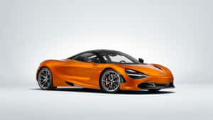 橙色McLaren 720S跑車，黑色車頂和銀色輪圈，白色背景。