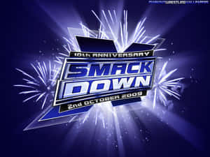 SmackDown 10 週年標誌，在深藍色背景上帶有煙火。