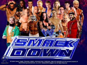 一群 WWE 摔角手圍繞著藍色 SmackDown 標誌擺姿勢。