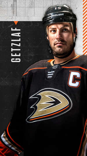 冰球運動員 Ryan Getzlaf 穿著鴨隊球衣和頭盔，帶有隊長 C 標誌。