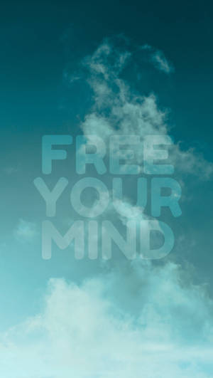 寫有 free your mind 的文字覆蓋在藍綠色天空的蓬鬆雲朵上。