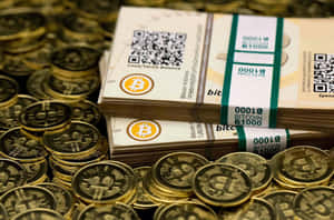 金色比特幣硬幣堆和印有QR碼的比特幣紙鈔。
