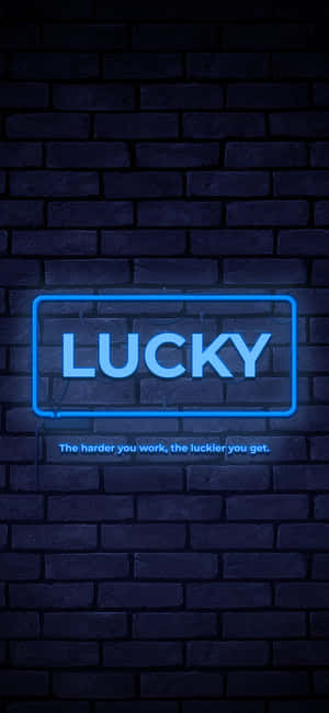 磚牆上寫著 LUCKY 的藍色霓虹燈牌，下方有勵志語句。 — 鎖屏 壁紙