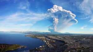 火山爆發，灰雲籠罩沿海城市和海洋