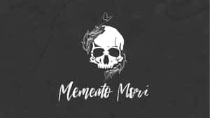 深灰色背景上的白色頭骨，帶有月桂葉、蝴蝶和 Memento Mori 文字。