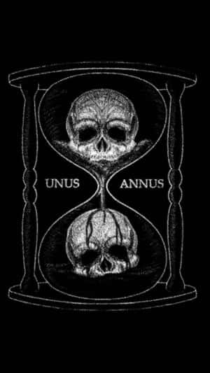 一個帶有骷髏頭和拉丁文短語 unus annus（意為一年）的沙漏。