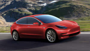 紅色Tesla Model 3在綠丘和雪峰的山路上飛馳。 — Tesla GIF 壁紙