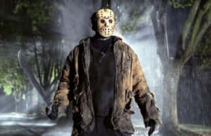 Jason Voorhees 在雨中戴著曲棍球面具手持砍刀在森林中夜晚