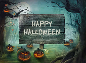 夜晚陰森森林中，發光南瓜圍繞的Happy Halloween標牌。