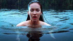 濕髮女性從湖水中浮現，背景為森林。