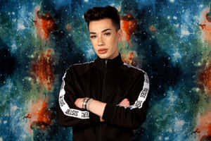 穿著黑色運動外套的人在色彩繽紛的宇宙星雲背景前擺姿勢。