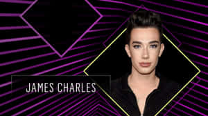 James Charles 身穿黑色外套，站在紫色和黃色霓虹幾何背景前。