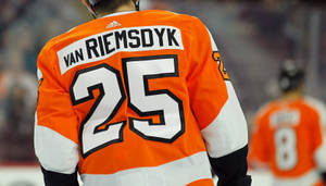 冰球運動員身穿橙色和白色球衣，名字為 Van Riemsdyk，號碼為 25。 — 運動 壁紙