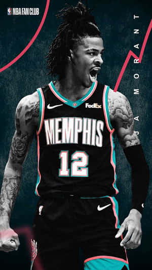 Ja Morant 身穿孟菲斯灰熊隊球衣，露出紋身咆哮。