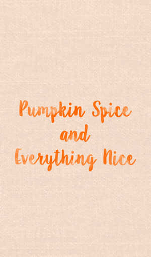 橙色手寫文字 pumpkin spice and everything nice 在米色紋理背景上。