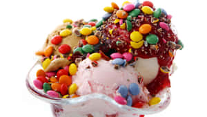 一個裝有雪糕和糖果配料的甜品碗。 — 雪糕 壁紙