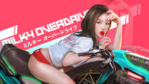 動漫女孩拿著棒棒糖在粉紅色背景前與青綠色摩托車擺姿勢。 — 模特兒 GIF 壁紙