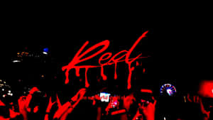 紅光演唱會的人群，上方有滴落的「Red」文字。