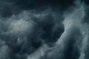 在戲劇性的天空中翻騰的黑暗風暴雲 — 天氣 壁紙