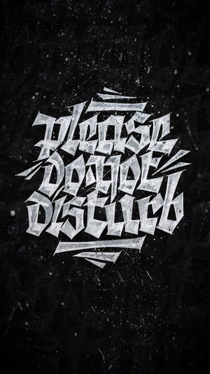 喺深色牆上寫住「please do not disturb」嘅塗鴉風格文字。