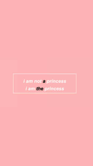 粉紅色背景，白色文字方框，寫著「i am not a princess i am the princess」粗體字。 — 勵志語錄 壁紙