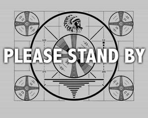 黑白電視測試圖案，帶有「PLEASE STAND BY」和美洲原住民頭飾。