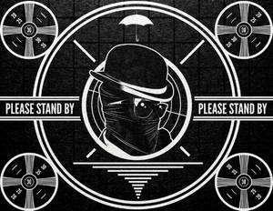 一個戴著圓頂禮帽的蒙面人物，以帶有「PLEASE STAND BY」文字的菲林捲軸介面框住。