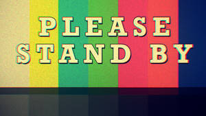 帶有「PLEASE STAND BY」文字和色差效果的復古電視測試圖案。